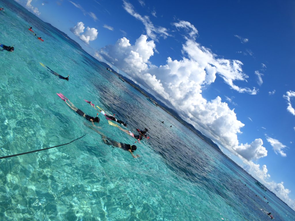 夏の海と夏の空 海遊びのことならオーシャンズ石垣島